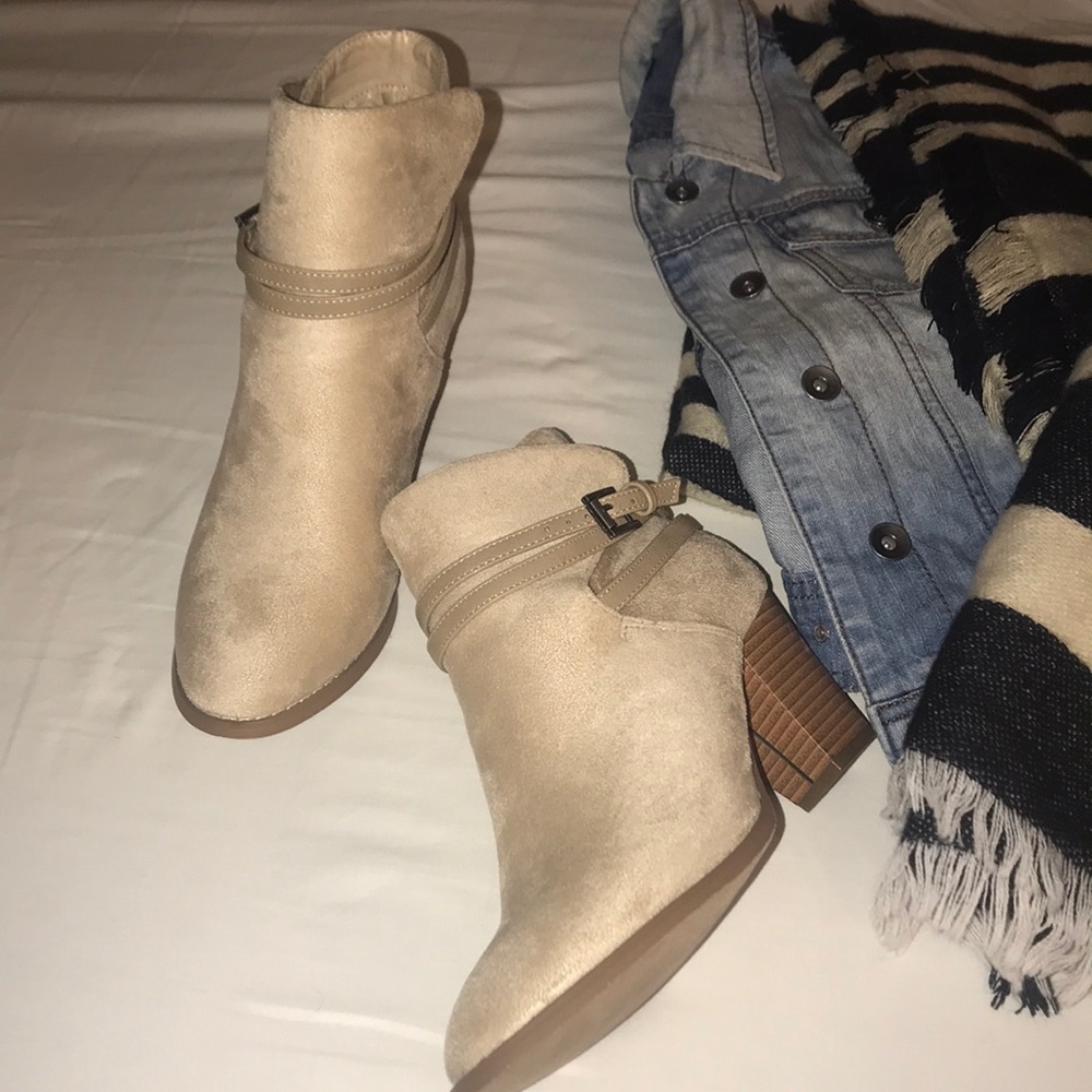 • wet seal • faux suede booties